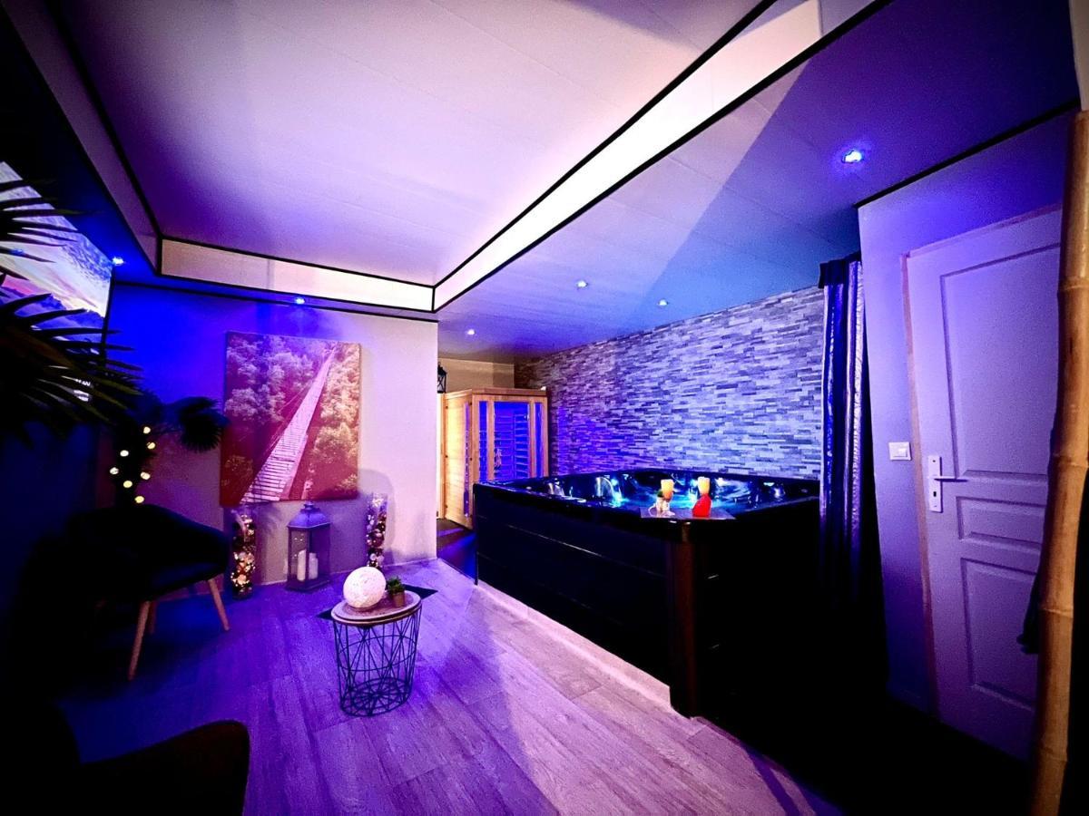 Logement Privatif Avec Jacuzzi Apartamento Bergues Exterior foto