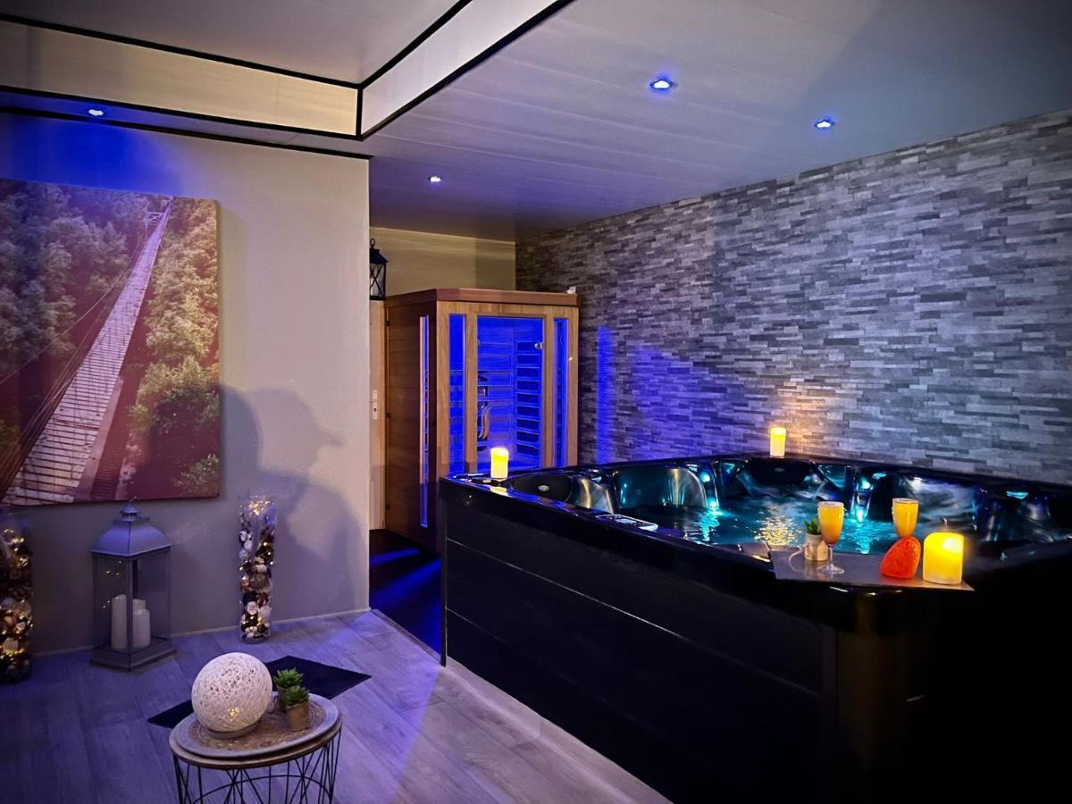 Logement Privatif Avec Jacuzzi Apartamento Bergues Exterior foto